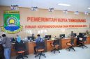 Petugas Disdukcapil Kota Tangerang melayani warga yang mengurus dokumen administrasi kependudukan. Pemkot Tangerang memastikan seluruh layanan adminduk gratis dan dapat diakses melalui aplikasi Sobat Dukcapil.