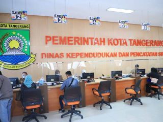 Petugas Disdukcapil Kota Tangerang melayani warga yang mengurus dokumen administrasi kependudukan. Pemkot Tangerang memastikan seluruh layanan adminduk gratis dan dapat diakses melalui aplikasi Sobat Dukcapil.