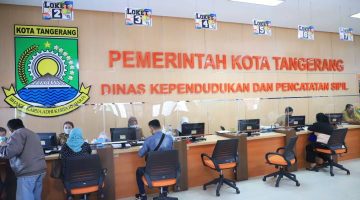 Petugas Disdukcapil Kota Tangerang melayani warga yang mengurus dokumen administrasi kependudukan. Pemkot Tangerang memastikan seluruh layanan adminduk gratis dan dapat diakses melalui aplikasi Sobat Dukcapil.