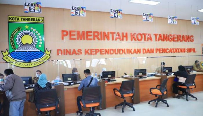 Petugas Disdukcapil Kota Tangerang melayani warga yang mengurus dokumen administrasi kependudukan. Pemkot Tangerang memastikan seluruh layanan adminduk gratis dan dapat diakses melalui aplikasi Sobat Dukcapil.
