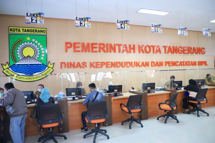 Petugas Disdukcapil Kota Tangerang melayani warga yang mengurus dokumen administrasi kependudukan. Pemkot Tangerang memastikan seluruh layanan adminduk gratis dan dapat diakses melalui aplikasi Sobat Dukcapil.