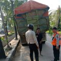 Dishub Kota Tangerang menertibkan truk tanah parkir liar di Jalan Ir. Juanda kawasan Airnav. Kendaraan berat dinilai memicu kemacetan dan membahayakan pengendara.