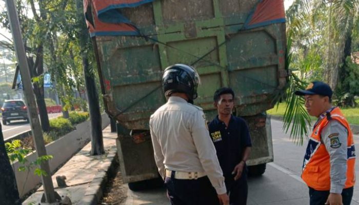 Dishub Kota Tangerang menertibkan truk tanah parkir liar di Jalan Ir. Juanda kawasan Airnav. Kendaraan berat dinilai memicu kemacetan dan membahayakan pengendara.