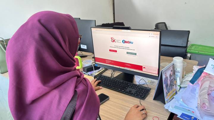 Diskominfo Kota Tangerang mengingatkan warga soal maraknya penyalahgunaan NIK untuk pinjol ilegal. Masyarakat kini bisa mengecek riwayat kredit secara mandiri melalui layanan iDebku OJK lewat HP.