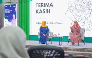 General Manager PLN Indonesia Power UBP Suralaya bersama pengurus PIKK dan peserta seminar keluarga saat mengikuti kegiatan bertema peran istri dalam mendukung kinerja suami di Gedung ADB UBP Suralaya.