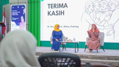 General Manager PLN Indonesia Power UBP Suralaya bersama pengurus PIKK dan peserta seminar keluarga saat mengikuti kegiatan bertema peran istri dalam mendukung kinerja suami di Gedung ADB UBP Suralaya.