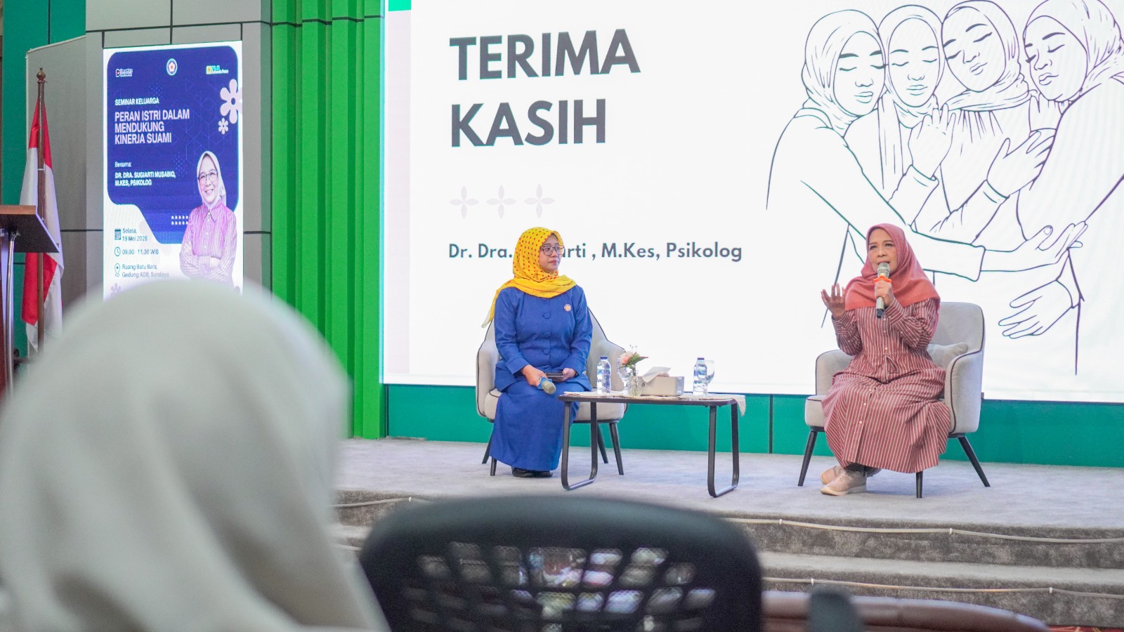 General Manager PLN Indonesia Power UBP Suralaya bersama pengurus PIKK dan peserta seminar keluarga saat mengikuti kegiatan bertema peran istri dalam mendukung kinerja suami di Gedung ADB UBP Suralaya.
