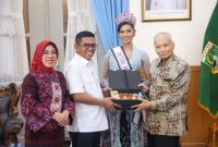 Gubernur Banten Andra Soni menerima kunjungan Puteri Indonesia 2026 Agnes Aditya Rahajeng di Gedung Negara Provinsi Banten, Kota Serang. Pertemuan itu membahas penguatan pendidikan, perlindungan perempuan dan anak, serta promosi budaya dan pariwisata Banten.