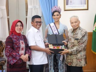 Gubernur Banten Andra Soni menerima kunjungan Puteri Indonesia 2026 Agnes Aditya Rahajeng di Gedung Negara Provinsi Banten, Kota Serang. Pertemuan itu membahas penguatan pendidikan, perlindungan perempuan dan anak, serta promosi budaya dan pariwisata Banten.