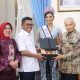 Gubernur Banten Andra Soni menerima kunjungan Puteri Indonesia 2026 Agnes Aditya Rahajeng di Gedung Negara Provinsi Banten, Kota Serang. Pertemuan itu membahas penguatan pendidikan, perlindungan perempuan dan anak, serta promosi budaya dan pariwisata Banten.