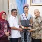 Gubernur Banten Andra Soni menerima kunjungan Puteri Indonesia 2026 Agnes Aditya Rahajeng di Gedung Negara Provinsi Banten, Kota Serang. Pertemuan itu membahas penguatan pendidikan, perlindungan perempuan dan anak, serta promosi budaya dan pariwisata Banten.