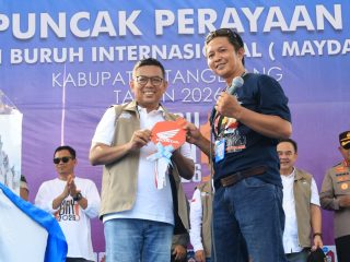 Gubernur Banten Andra Soni bersama Bupati Tangerang Maesyal Rasyid menghadiri perayaan May Day 2026 di Tigaraksa, Kabupaten Tangerang, sekaligus melepas lima ton ikan untuk kegiatan mancing bersama buruh.