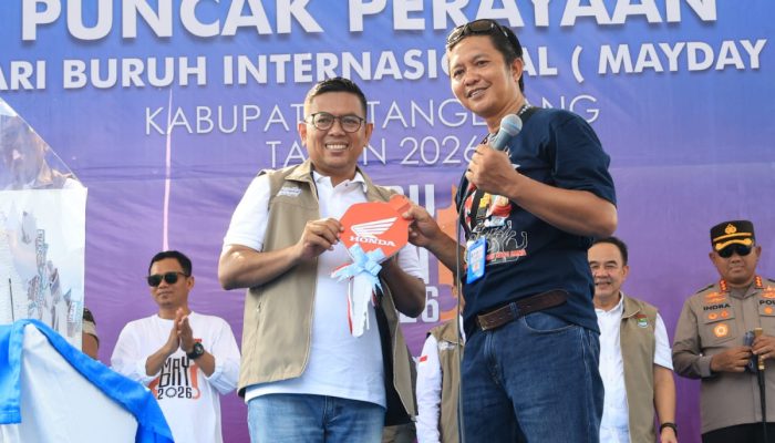 Gubernur Banten Andra Soni bersama Bupati Tangerang Maesyal Rasyid menghadiri perayaan May Day 2026 di Tigaraksa, Kabupaten Tangerang, sekaligus melepas lima ton ikan untuk kegiatan mancing bersama buruh.
