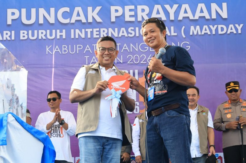Gubernur Banten Andra Soni bersama Bupati Tangerang Maesyal Rasyid menghadiri perayaan May Day 2026 di Tigaraksa, Kabupaten Tangerang, sekaligus melepas lima ton ikan untuk kegiatan mancing bersama buruh.