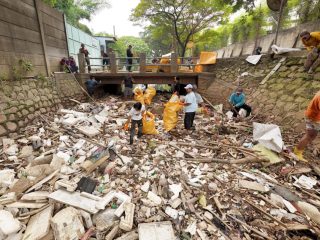 Gubernur Banten Andra Soni bersama Wali Kota Tangerang Sachrudin dan komunitas peduli sungai saat mengikuti aksi bersih-bersih Kali Sabi di kawasan Cibodas, Kota Tangerang.