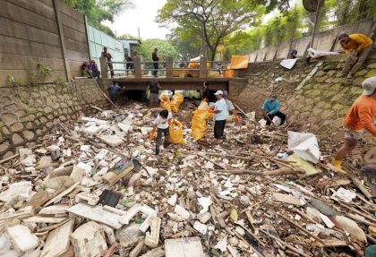 Gubernur Banten Andra Soni bersama Wali Kota Tangerang Sachrudin dan komunitas peduli sungai saat mengikuti aksi bersih-bersih Kali Sabi di kawasan Cibodas, Kota Tangerang.