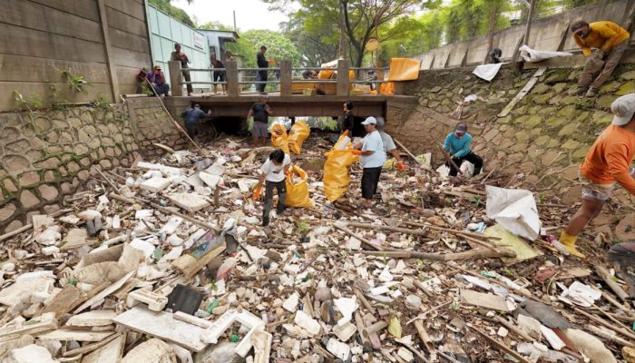 Gubernur Banten Andra Soni bersama Wali Kota Tangerang Sachrudin dan komunitas peduli sungai saat mengikuti aksi bersih-bersih Kali Sabi di kawasan Cibodas, Kota Tangerang.
