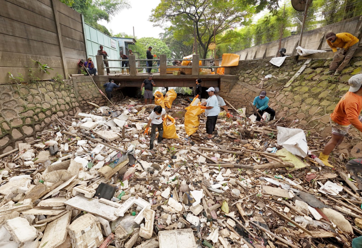 Gubernur Banten Andra Soni bersama Wali Kota Tangerang Sachrudin dan komunitas peduli sungai saat mengikuti aksi bersih-bersih Kali Sabi di kawasan Cibodas, Kota Tangerang.