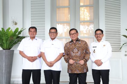 Pemprov Banten dan DKI Jakarta memperkuat kolaborasi mengatasi banjir dan sampah di Tangerang Raya. Pembangunan tandon air hingga proyek listrik dari sampah mulai disiapkan.