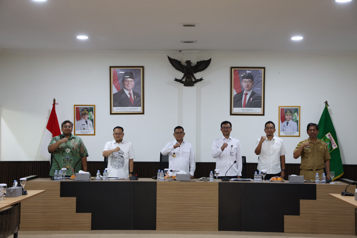 Gubernur Banten Andra Soni memimpin rapat koordinasi bersama BPJT, operator jalan tol, dan kepolisian guna meningkatkan pelayanan serta menertibkan pelanggaran di ruas Tol Jakarta-Tangerang dan Tangerang-Merak.