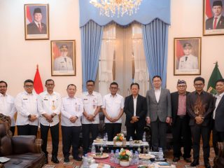 Gubernur Banten Andra Soni menerima rombongan praktisi pengolahan sampah dari PT Solusindo Sampah Energi di Gedung Negara Provinsi Banten, Kota Serang, terkait pengembangan PSEL di Banten