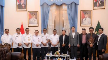 Gubernur Banten Andra Soni menerima rombongan praktisi pengolahan sampah dari PT Solusindo Sampah Energi di Gedung Negara Provinsi Banten, Kota Serang, terkait pengembangan PSEL di Banten
