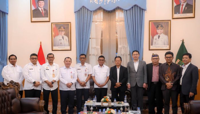 Gubernur Banten Andra Soni menerima rombongan praktisi pengolahan sampah dari PT Solusindo Sampah Energi di Gedung Negara Provinsi Banten, Kota Serang, terkait pengembangan PSEL di Banten
