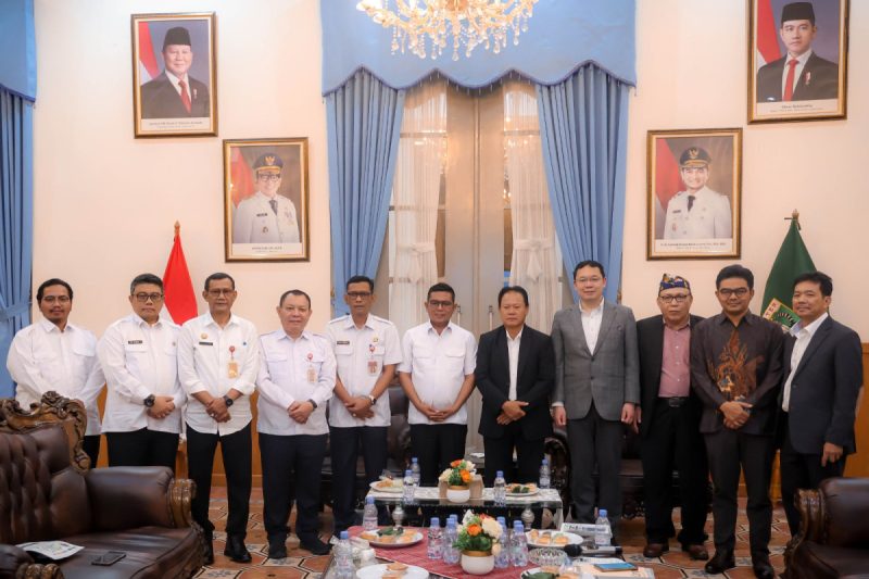 Gubernur Banten Andra Soni menerima rombongan praktisi pengolahan sampah dari PT Solusindo Sampah Energi di Gedung Negara Provinsi Banten, Kota Serang, terkait pengembangan PSEL di Banten