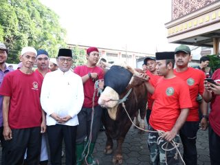 Gubernur Banten Andra Soni menyerahkan sapi kurban bantuan Presiden Prabowo Subianto berbobot 1,2 ton kepada pengurus Masjid Al Mubarok Kreo, Kota Tangerang, usai pelaksanaan Salat Idul Adha 1447 Hijriah.