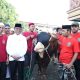 Gubernur Banten Andra Soni menyerahkan sapi kurban bantuan Presiden Prabowo Subianto berbobot 1,2 ton kepada pengurus Masjid Al Mubarok Kreo, Kota Tangerang, usai pelaksanaan Salat Idul Adha 1447 Hijriah.