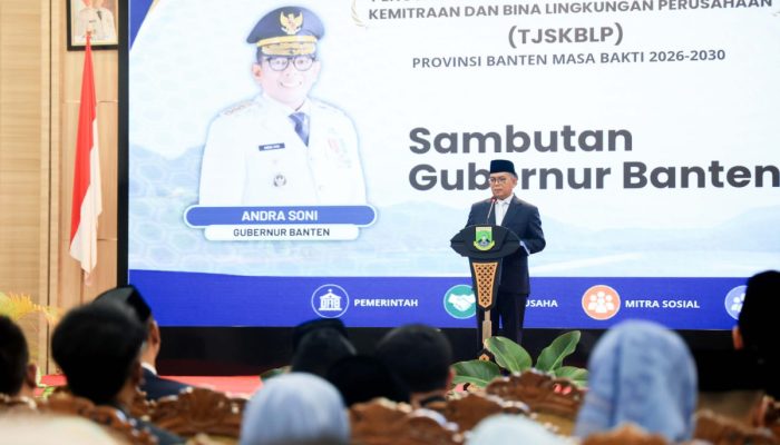 Gubernur Banten Andra Soni saat mengukuhkan kepengurusan Forum TJSKBLP atau Forum CSR Provinsi Banten periode 2026–2030 di Pendopo Gubernur Banten, KP3B, Kota Serang.