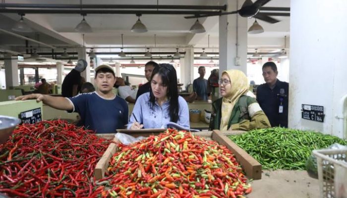 Harga daging sapi dan cabai rawit di Kota Tangerang mengalami kenaikan jelang Iduladha 2026. Pemkot Tangerang memperketat pengawasan stok dan distribusi pangan demi menjaga stabilitas harga di pasar tradisional