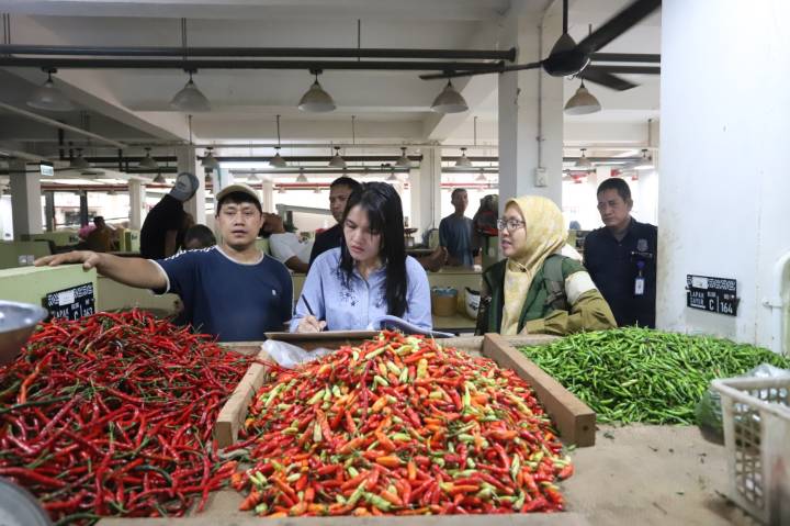 Harga daging sapi dan cabai rawit di Kota Tangerang mengalami kenaikan jelang Iduladha 2026. Pemkot Tangerang memperketat pengawasan stok dan distribusi pangan demi menjaga stabilitas harga di pasar tradisional
