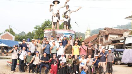 Tim PTKIN se-Indonesia bersama Direktorat Pendidikan Islam Kementerian Agama saat melakukan visitasi dan pemetaan sosial di kawasan Baduy, Kecamatan Leuwidamar, Kabupaten Lebak, Banten.