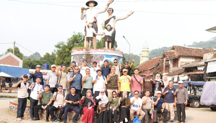 Tim PTKIN se-Indonesia bersama Direktorat Pendidikan Islam Kementerian Agama saat melakukan visitasi dan pemetaan sosial di kawasan Baduy, Kecamatan Leuwidamar, Kabupaten Lebak, Banten.
