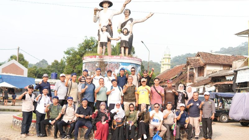 Tim PTKIN se-Indonesia bersama Direktorat Pendidikan Islam Kementerian Agama saat melakukan visitasi dan pemetaan sosial di kawasan Baduy, Kecamatan Leuwidamar, Kabupaten Lebak, Banten.