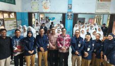 KPU Kabupaten Serang memberikan materi pendidikan pemilih kepada siswa MA Nurul Huda Baros dalam kegiatan sosialisasi demokrasi dan literasi politik di Baros, Selasa, 12 Mei 2026