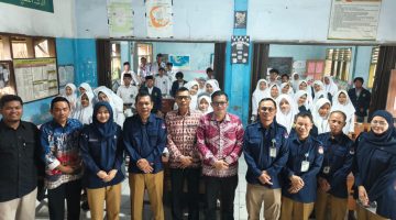 KPU Kabupaten Serang memberikan materi pendidikan pemilih kepada siswa MA Nurul Huda Baros dalam kegiatan sosialisasi demokrasi dan literasi politik di Baros, Selasa, 12 Mei 2026