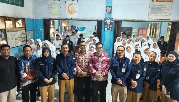 KPU Kabupaten Serang memberikan materi pendidikan pemilih kepada siswa MA Nurul Huda Baros dalam kegiatan sosialisasi demokrasi dan literasi politik di Baros, Selasa, 12 Mei 2026
