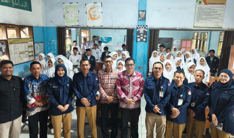 KPU Kabupaten Serang memberikan materi pendidikan pemilih kepada siswa MA Nurul Huda Baros dalam kegiatan sosialisasi demokrasi dan literasi politik di Baros, Selasa, 12 Mei 2026