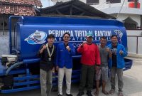 Kader PMII Kabupaten Serang memberikan layanan cek kesehatan gratis kepada warga dalam rangka Harlah ke-66 di Kecamatan Tirtayasa.