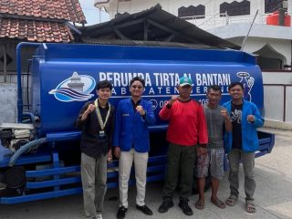 Kader PMII Kabupaten Serang memberikan layanan cek kesehatan gratis kepada warga dalam rangka Harlah ke-66 di Kecamatan Tirtayasa.
