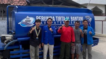 Kader PMII Kabupaten Serang memberikan layanan cek kesehatan gratis kepada warga dalam rangka Harlah ke-66 di Kecamatan Tirtayasa.
