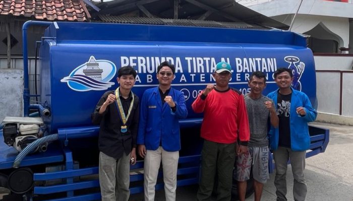Kader PMII Kabupaten Serang memberikan layanan cek kesehatan gratis kepada warga dalam rangka Harlah ke-66 di Kecamatan Tirtayasa.