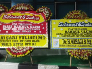 Karangan bunga terkait Munas IKA UIN SMH Banten terpasang di area rektorat dan memicu polemik di lingkungan kampus.