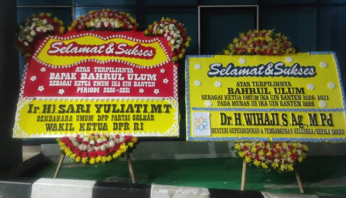 Karangan bunga terkait Munas IKA UIN SMH Banten terpasang di area rektorat dan memicu polemik di lingkungan kampus.