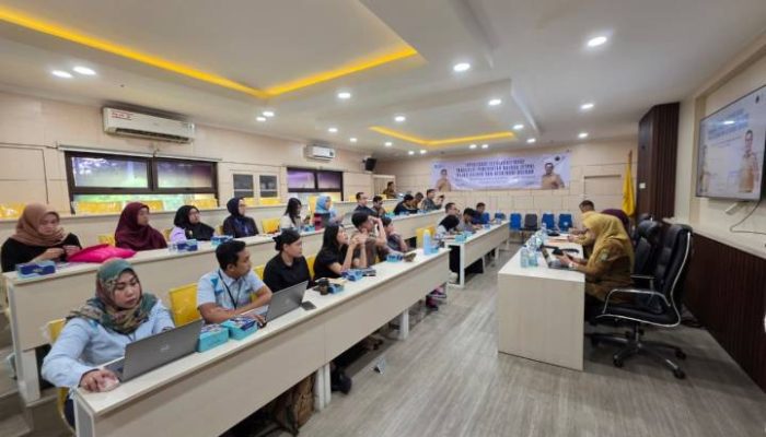 Kepala Bapenda Kota Tangerang saat memberikan sosialisasi penerapan transaksi digital kepada masyarakat dan pelaku usaha guna mendukung percepatan digitalisasi layanan publik di Kota Tangerang.