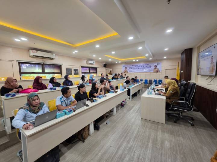 Kepala Bapenda Kota Tangerang saat memberikan sosialisasi penerapan transaksi digital kepada masyarakat dan pelaku usaha guna mendukung percepatan digitalisasi layanan publik di Kota Tangerang.