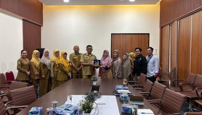Kepala DLH Kota Tangerang Wawan Fauzi bersama jajaran Fakultas Teknik Universitas Mercu Buana saat menandatangani kerja sama pengembangan program lingkungan berkelanjutan di Kota Tangerang.