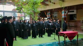Kepala Dinas Pendidikan Kota Tangerang bersama pejabat fungsional yang baru dikukuhkan dalam prosesi pelantikan di Patio Pusat Pemerintahan Kota Tangerang.